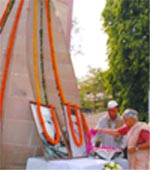 Delhi Chief Minister Sheila Dikshit pays floral tributes to the martyrs of Harding bomb case at Maulana Azad Medical College in the Capital