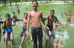 Children beat the heat at Boat Club, India Gate in the Capital