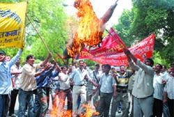 Activists of the 4th Securicore Garding Employees Union burn effigy of corrupt officers in support of their demands at Jantar Mantar in the Capital