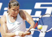 Russias Dinara Safina returns to Victoria Azarenka of Belarus during the semifinal at the German Open in Berlin on Saturday.
