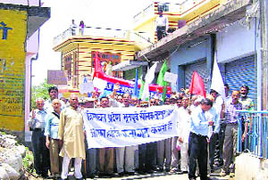 Ex-servicemen protest against the recommendations of the Sixth Central Pay Commission at Nurpur on Sunday. 