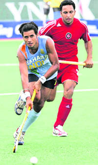 Mandeep Antil (L) controls the ball as Sukhwinder Singh from Canada's chases during their match at the 17th Sultan Azlan Shah Cup in Ipoh, Malaysia, 