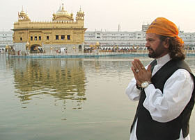 Sufi singer Hans Raj Hans, who recently received the Padam Shri, pays obeisance at the Golden Temple.