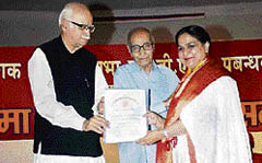  DAV principal Sangeeta Bhandari receives national award from L.K. Advani at New Delhi