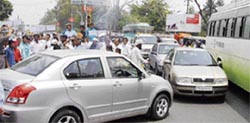 Traffic chaos outside the Mini Secretariat as the Punjab unit of the Samajwadi Party burns an effigy of lotteries