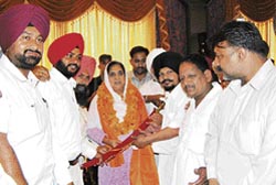 Members of the Anti-Terrorist Front honour PPCC president Rajinder Kaur Bhattal in Amritsar