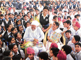 Environmentalist Sunder Lal Bahuguna interacts with peace club members of New Public School in Chandigarh on Thursday.