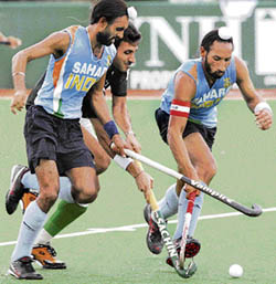 Pakistans Rehan Butt (centre) is charged by Indias Sandeep Singh (left) and Sardara Singh during their match at the 17th Sultan Azlan Shah Cup in Ipoh on Thursday.