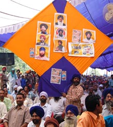 With less than a week to go for Amritsar bypoll, a SAD supporter devises a novel way to campaign for his party on Saturday. 
