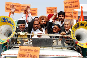 Jagmeet Brar, AICC working committee member, along with three freedom fighters, wearing black gowns, en route to Amritsar from Muktsar on Sunday. 