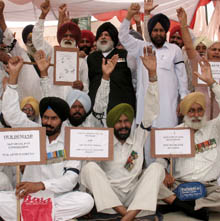 Ex-servicemen staged a dharna at Fauji Chowk in Bathinda on Sunday.