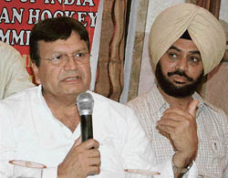 Indian hockeys ad-hoc committees chairman Aslam Sher Khan speaks at a press conference in Jalandhar on Sunday. 