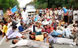Labourers, under the leadership of Sukhdev Singh Khalsa, blocked the factory gate of NFL in Bathinda