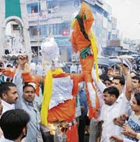 Activists of the BSP burn effigies of Kuldeep Bishnoi, president of the HJC (BL), and former Chief Minister Bhajan Lal at Committee Chowk in Karnal on Monday. 