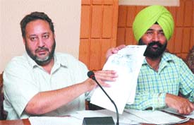 Former Beas MLA Jasbir Singh Dimpa addresses a press meet in Jalandhar on Monday.