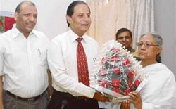 Inderjit Bakhshi being felicitated by staff of the State Bank of India in Ludhiana