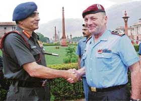 The Chief of Army Staff, Gen Deepak Kapoor (L), shakes hands with the Chief of German Army, Lt-Gen Hans Otto Budde, at the guard of honour at South Block in New Delhi