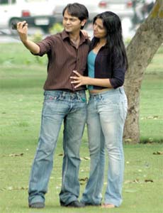 A couple enjoys at Rajpath in New Delhi