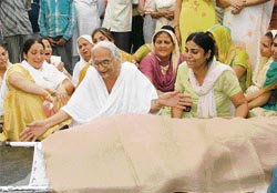 Relatives and acquaintances of Sonia, who along with her husband and daughter consumed poison, placed her body on the Kurukshetra- Saharanpur road in Yamunanagar