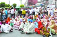 Alleging negligence, family members of the patient ransacked Doaba Hospital and then sat on a dharna in Jalandhar. 