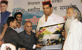 Revenue and PWD Minister Thakur Gulab Singh (third from right) honours The Great Khali at a function in Nahan chowgan on Tuesday night.