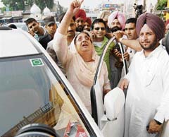 PPCC president Rajinder Kaur Bhattal leads a protest against the painting of the histirical Hall Gate as yellow, the favourite colour of the Akalis on the eve of the bypoll in Amritsar on Wednesday. 