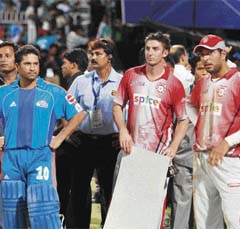 Mumbai Indians skipper Sachin Tendulkar (L) and Kings XI Punjabs Yuvraj Singh (R) with man of the match Shaun Marsh after the IPL T20 match at the Wankhede Stadium in Mumbai on Wednesday. 