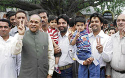 Chief Minister P.K. Dhumal with his sons, BJP candidate for the Hamirpur Lok Sabha seat Anurag Thakur and Arun Dhumal, after casting their votes at Sameerpur.