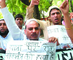 Activists of the Himalaya Pariwar and the Muslim Rashtriya Manch demonstrate against the stopping of the Kailash Mansarovar Yatra, at Jantar Mantar in New Delhi on Friday.
