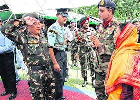An Army soldier salutes President Pratibha Patil in an army garrison at Baramulla, 50 km from Srinagar