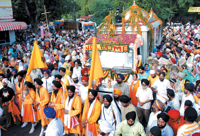 Hundreds of Delhiites come out on the streets to welcome the Guru Manyo Granth Jagriti Yatra that reached the Capital on Saturday.