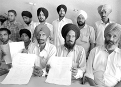 General category candidates demanding cancellation of elections at Kalauli Jattan village. 