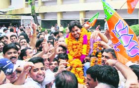 A view of the Anurag Thakurs victory procession at Gandhi Chowk in Hamirpur