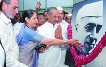 DPCC president J.P Aggarwal with party leaders Krishna Tirath, Sajjan Kumar and others pay tributes to Pt Jawaharlal Nehru on his 44th death anniversary at the DPCC office in New Delhi