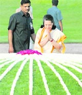 Congress president Sonia Gandhi offers tributes at Shanti Van to 