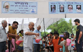 People pay tributes to Sant Darshan Singh on his 19th death anniversary in New Delhi on Saturday.