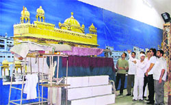 Ashok Kumar explains his painting to the donors. 