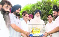 Bharat Bhushan Ashu (extreme left), among others, honours CM Parkash Singh Badal during a function in Ludhiana
