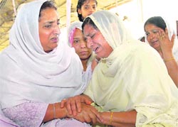 President of the PPCC Rajinder Kaur Bhattal consoles the widow of Sham Lal, a trader who was allegedly murdered recently, at his bhog at Bhagta Bhai Ka village in Bathinda