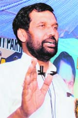 Union minister for chemical fertiliser and steel Ram Vilas Paswan addresses an election rally in Srinagar on Monday.