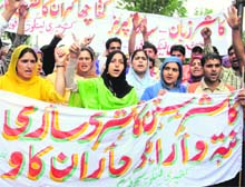 College students protest against regicide of Kashmiri language and raise slogans against the state government for not fulfilling their demands in Srinagar on Monday. 