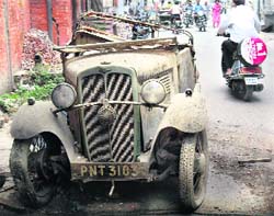 A DRIVING FORCE, NO MORE: Baby Austin of 1834 vintage parked on the old Press Road in Patiala. Tribune photo: Rajesh Sachar