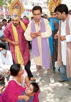 Artistes perform a play ‘Paraywarana Ka Vinash’ at Sector 17 in Chandigarh on Wednesday.