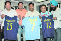 Hockey stars Prabhjot Singh (IInd from left) and Rajpal Singh (extreme right) with successful bidders Sandeep Aggarwal (extreme left), Papinder Singh (centre) and Rajpal Sandhu.
