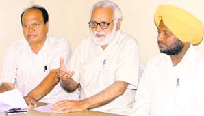 CPI state secretary Bhupinder Sambhar (centre) addresses mediapersons in Ludhiana on Thursday. 