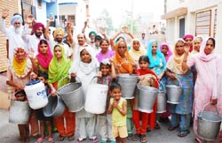 Water woes: Residents of Mohalla Ekta Colony, mini-secretariat, Street No. 1, expressing their resentment over the inadequate supply of water in their locality in Bathinda
