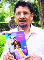 Punjabi singer Kuldip Manak with his biography in Ludhiana