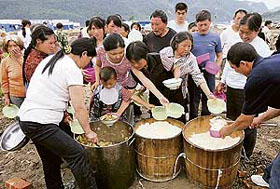 Victims of the May 12 earthquake scramble to receive food at a camp in the quake-devastated town of Majingxiang on Saturday. 