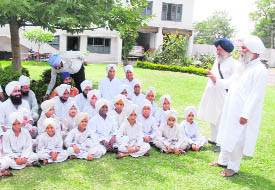 Mahant Manjeet Singh of Dera Nangali Sahib talking to children.