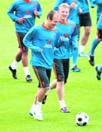 Dutch winger Arjen Robben, flanked by teammate Dirk Kuyt, controls the ball during a training session on Saturday in Geneva, Switzerland. Robben is out of Hollands Euro 2008 opener against Italy on Monday after suffering a groin strain in training, the Dutch Football Federation (KNVB) has said. 